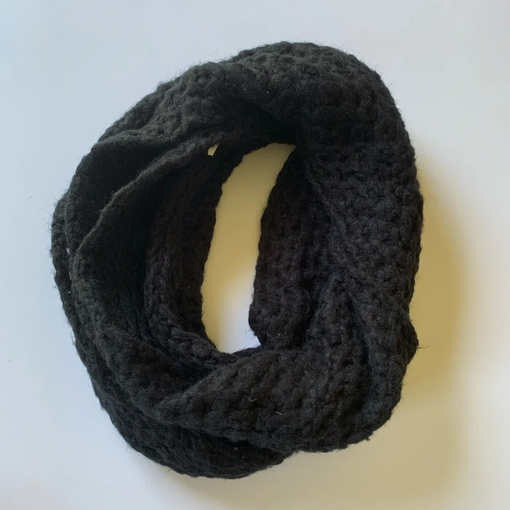 Aeropostale Black Knit Infinitely Scarf